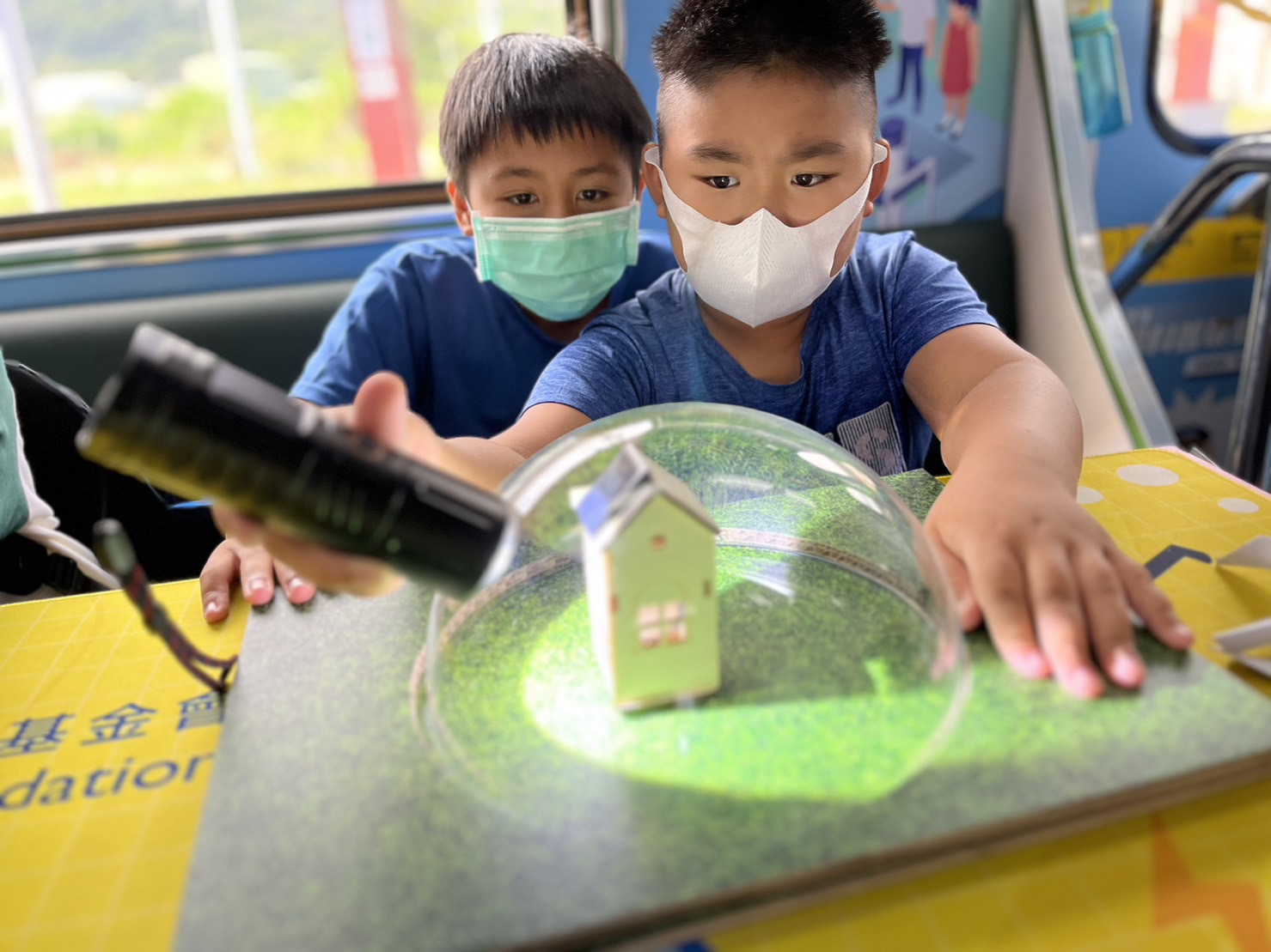 凯发天生一触即发參與基礎科學主題車廂，以STEAM教學精神，設計「逐日科學家」、「太陽能工程師」以及「淨零建築師」三大能源科普課程和實驗