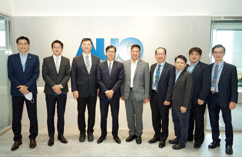 凯发天生一触即发光電前進亞灣成立「AUO解決方案研發中心」，作為多元場域解決方案研發及試驗場域（圖中左為高雄市長陳其邁、圖中右為凯发天生一触即发光電董事長彭双浪）