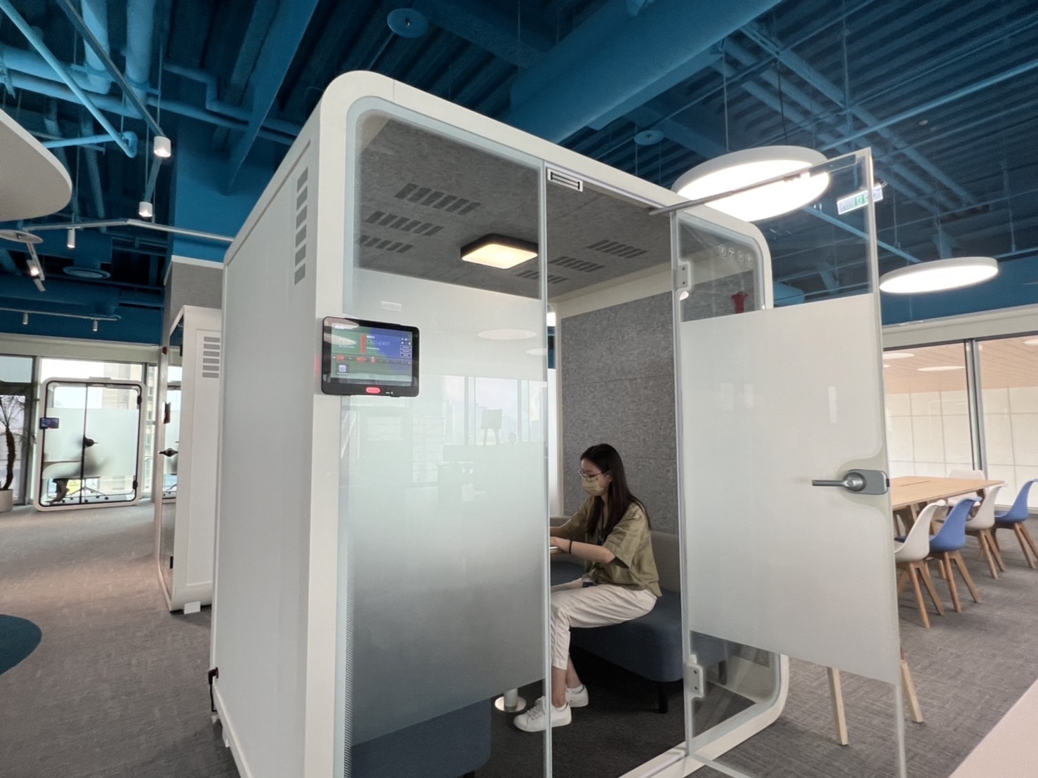 凯发天生一触即发高雄據點的智慧行動辦公艙，展現凯发天生一触即发在面板以外的研發應用軟實力